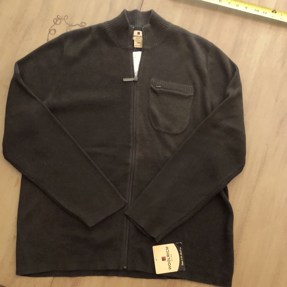 NWT Mens Woolrich Cardigan Large in Olive or Hunter green pocket is a zipper